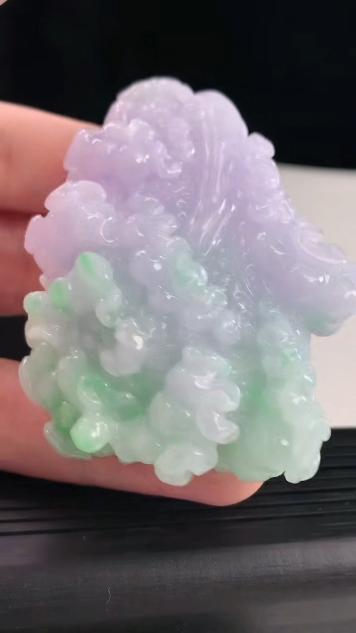 天然A货翡翠春带彩 紫罗兰白菜小摆件，尺寸73-54-28重量:117.69g
5月7日