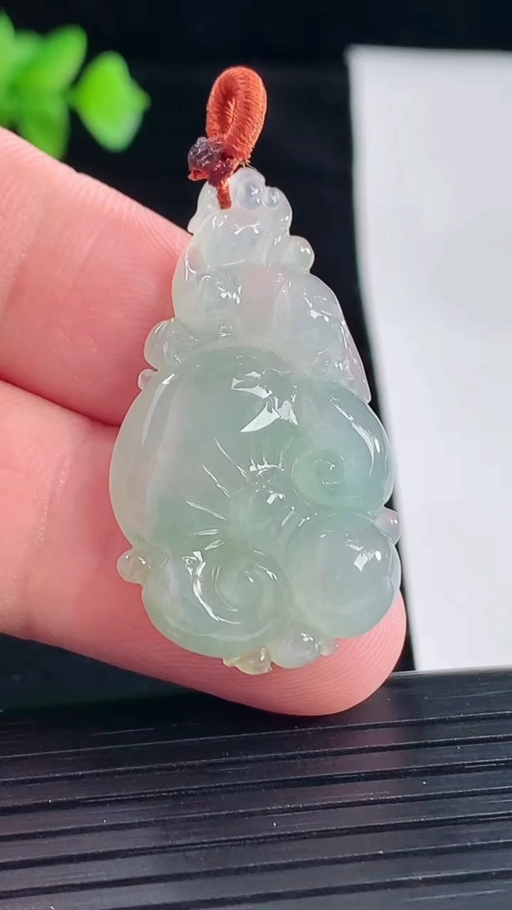 天然A货翡翠如意吊坠，尺寸34-21-6重量:7.58g
5月7日
