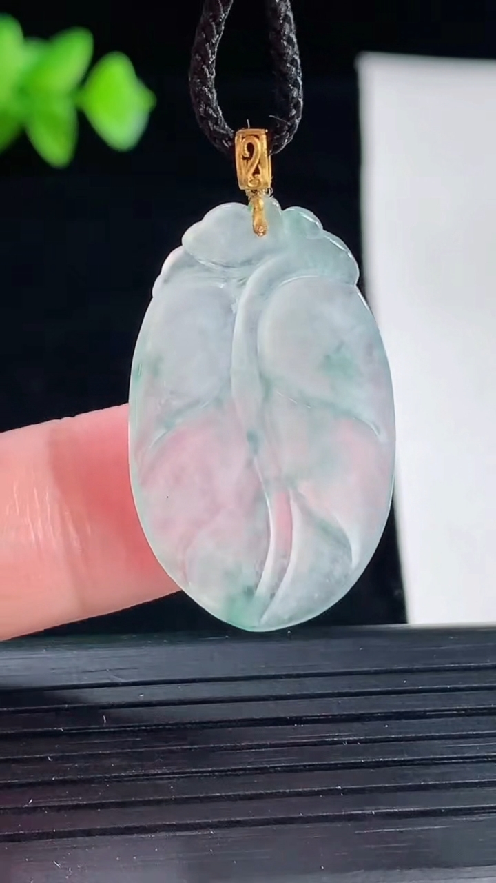 天然A货翡翠种飘花金枝玉叶 叶子吊坠，尺寸31-19-2重量:2.86g
5月7日