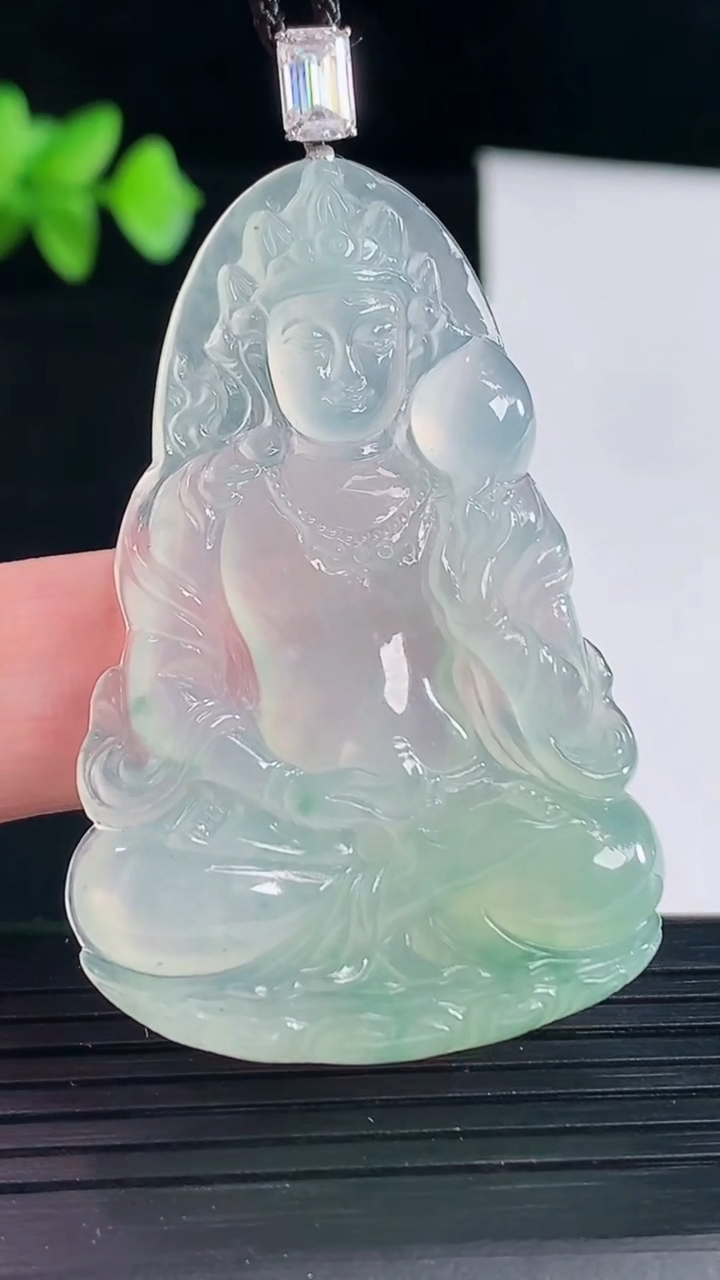 天然A货翡翠度母菩萨吊坠，尺寸48.6-34-5.5重量:16.19g
5月7日