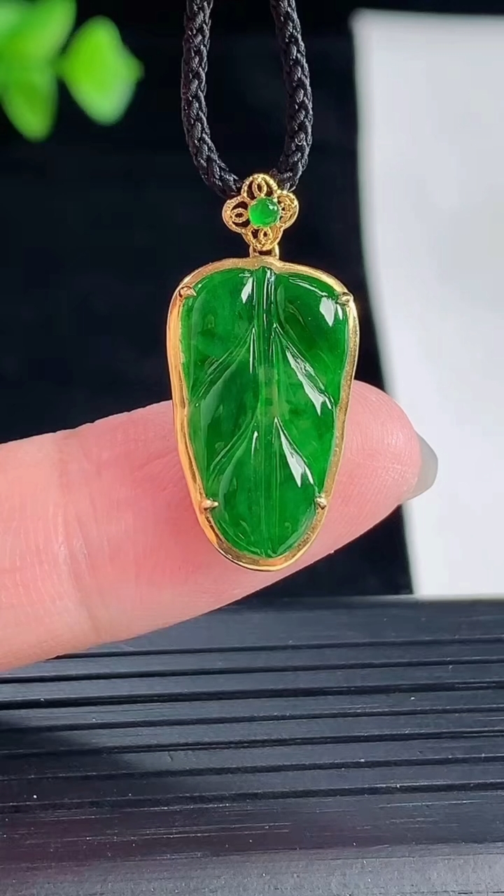 天然A货翡翠金枝玉叶吊坠，尺寸24.5-12-4.5，裸石18.5-11重量:1.30g
5月7日
