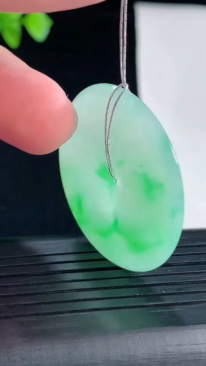 天然A货翡翠平安扣吊坠，尺寸35-5.2重量:13.46g
5月7日