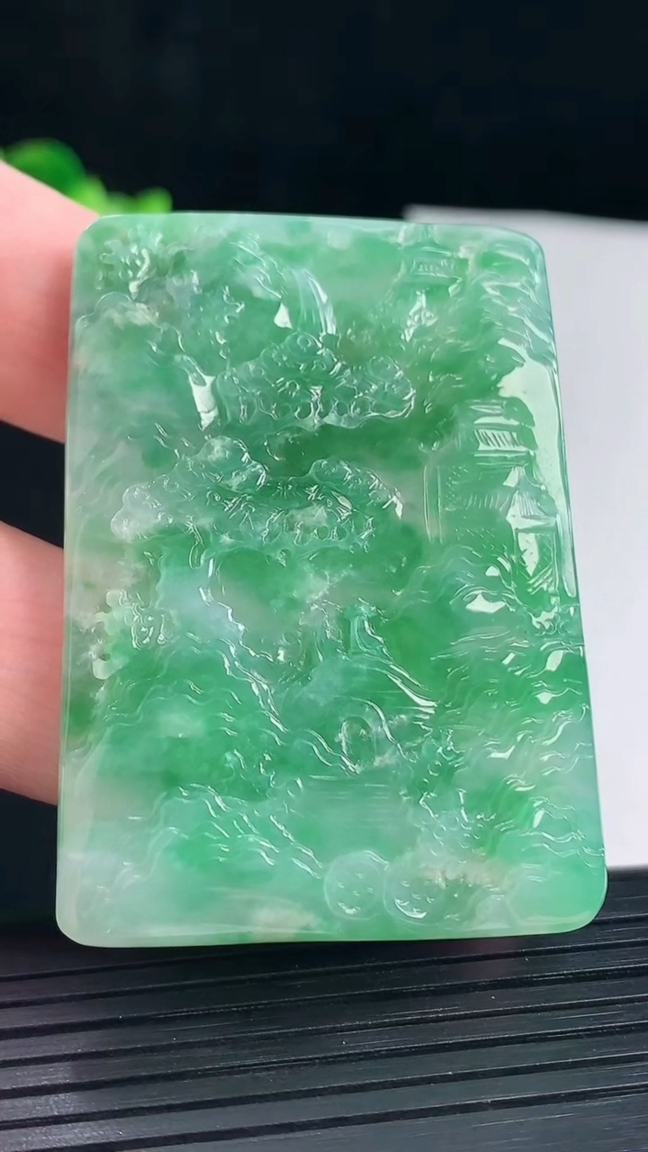 天然A货翡翠山水牌吊坠，尺寸54.2-39.2-5重量:25.27g
5月7日
