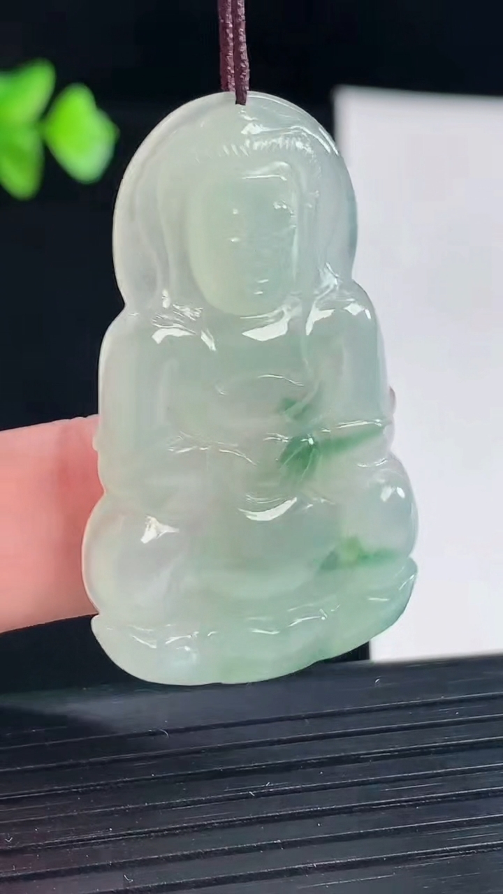 天然A货翡翠冰种飘花正装观音吊坠，尺寸44-26.5-4.2重量:8.97g
5月7日