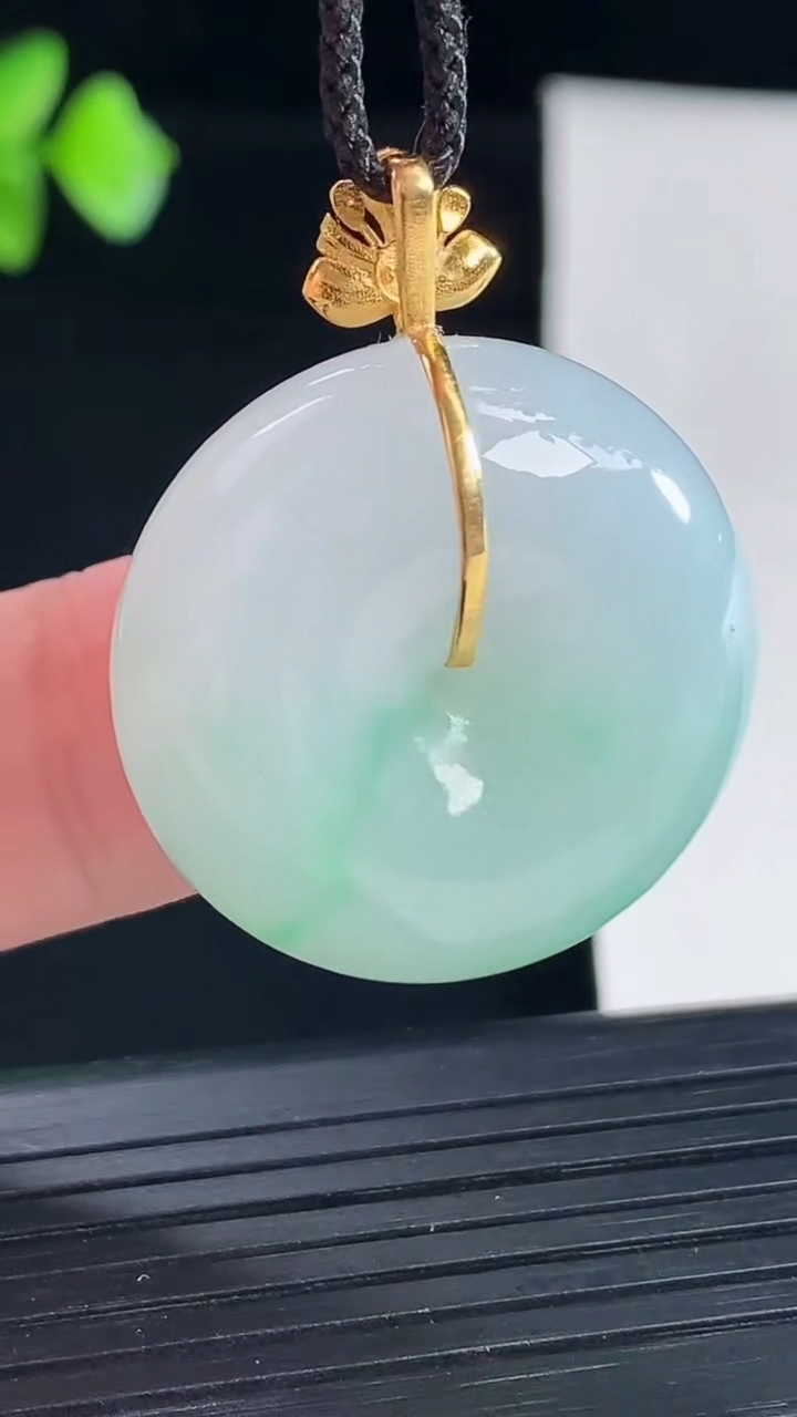 天然A货翡翠路路通吊坠，尺寸26-11重量:15.53g
5月7日