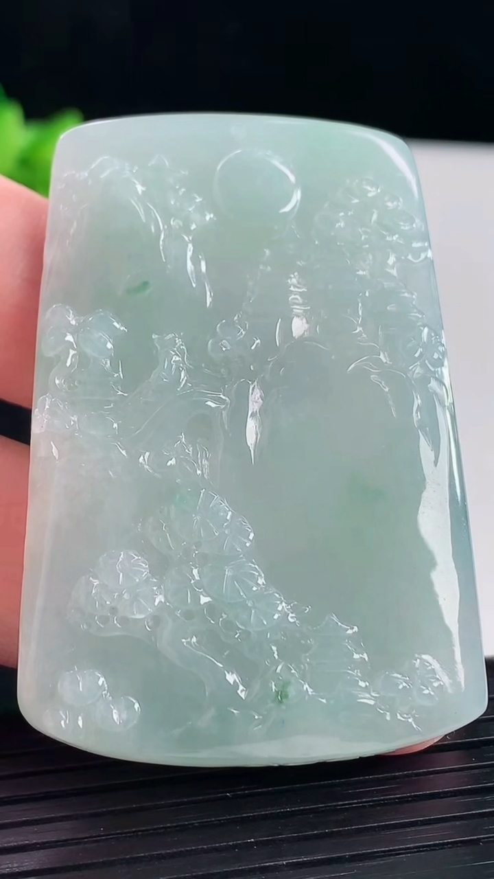 天然A货翡翠山水牌吊坠，尺寸56-38-5.6重量:28.35g
5月7日