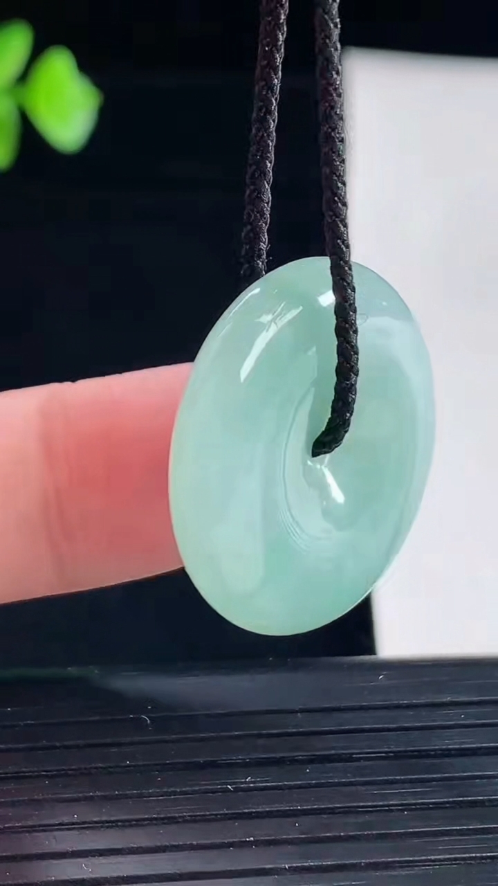 天然A货翡翠平安扣吊坠，尺寸25.6-6重量:8.28g
5月7日