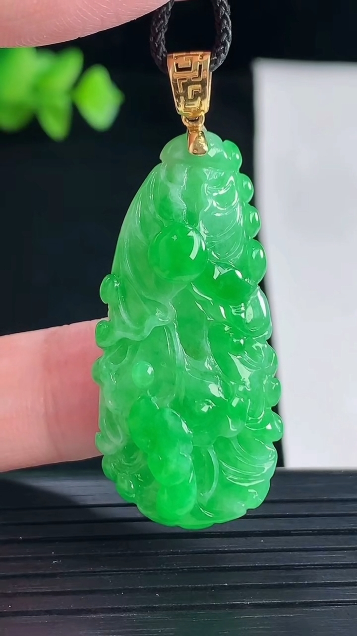 天然A货翡翠白菜吊坠，尺寸38-19.5-9.5重量:10.92g
5月7日