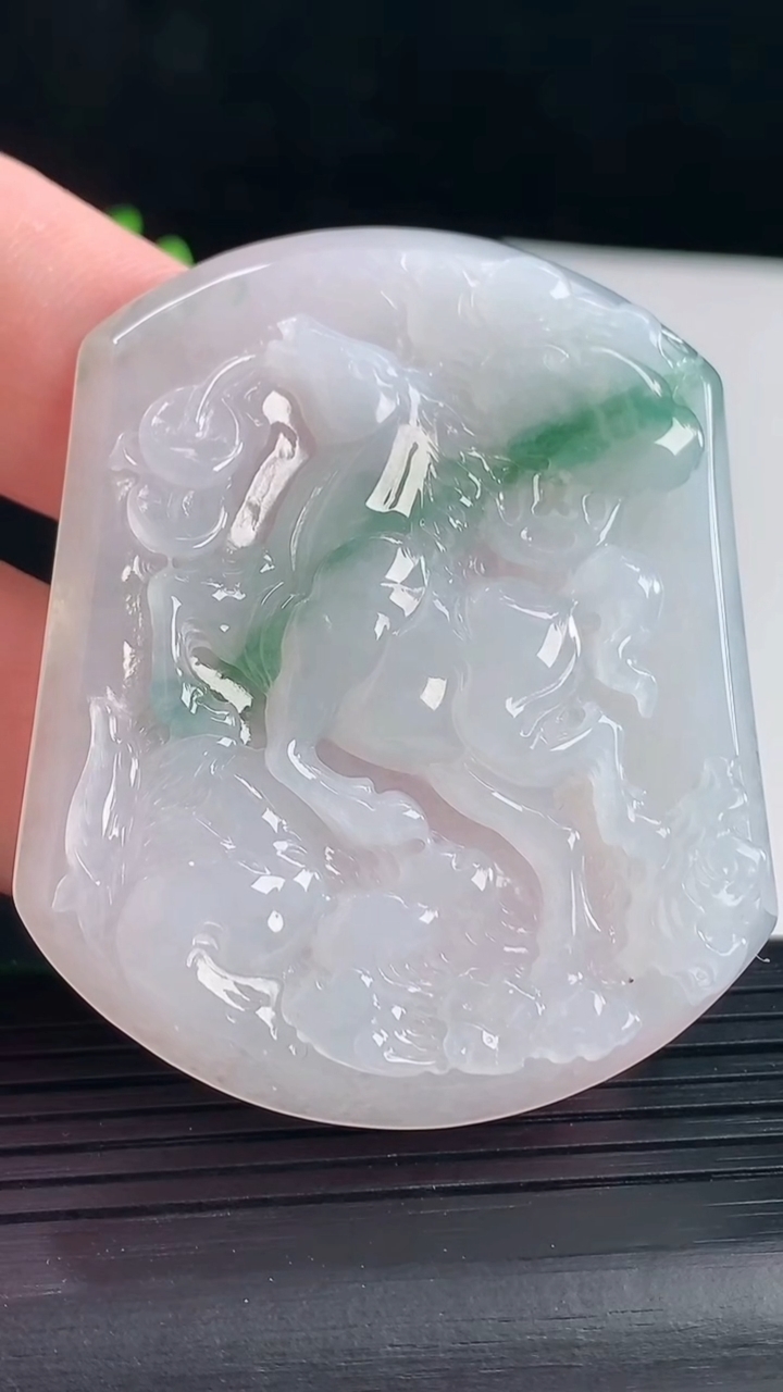天然A货翡翠飘花生肖马吊坠，尺寸55-45-5.5重量:27.98g
5月7日