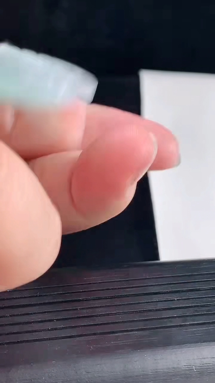天然A货翡翠如意吊坠，尺寸56-47-5.8重量:26.21g
5月7日
