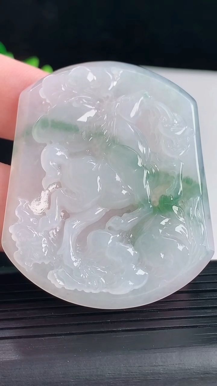 天然A货翡翠飘花生肖马吊坠，尺寸55-45-5.5重量:27.68g
5月7日