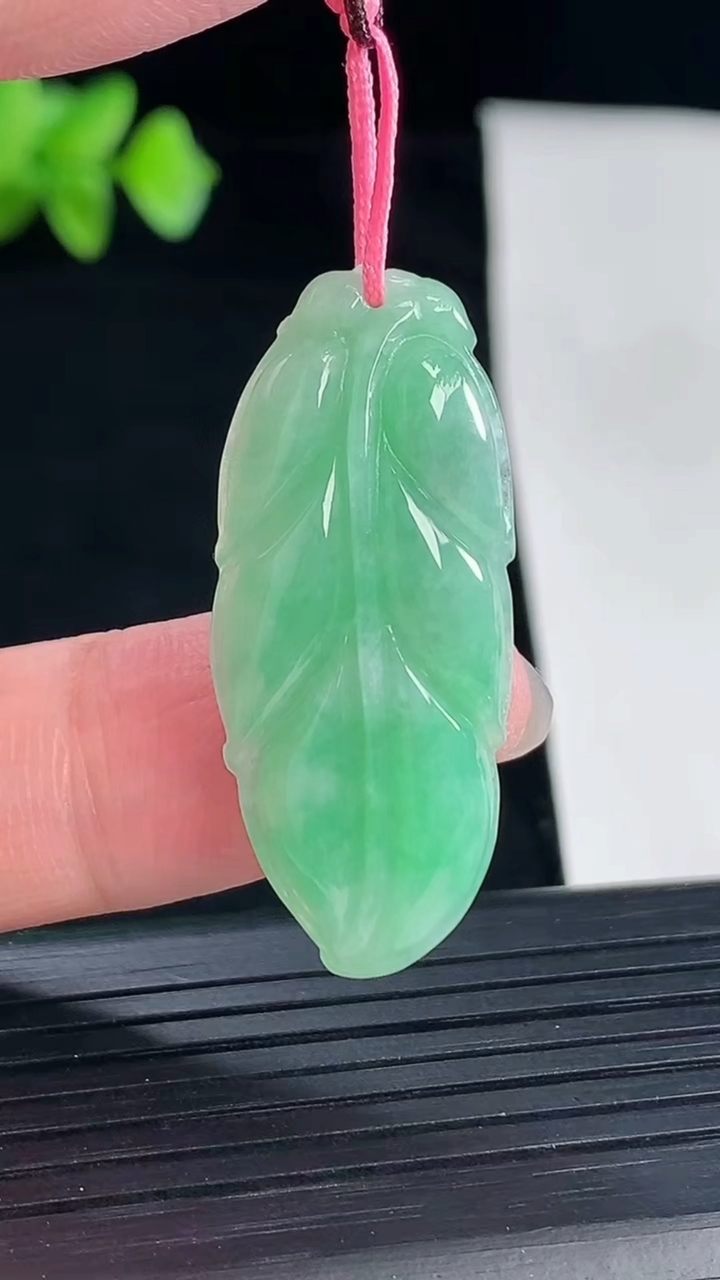 天然A货翡翠金枝玉叶 叶子吊坠，尺寸35-15.5-5重量:4.37g
5月7日