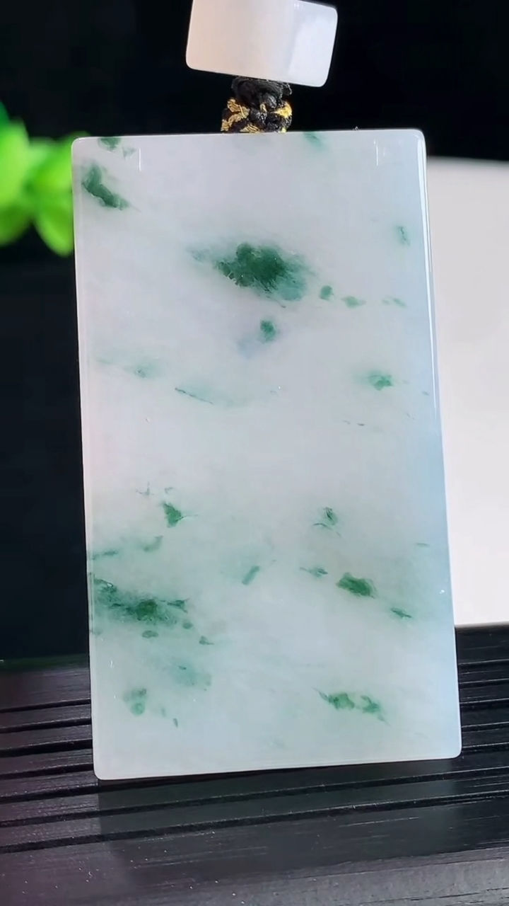 天然A货翡翠飘花无事牌吊坠，尺寸52.8-30-6.2重量:36.38g
5月7日
