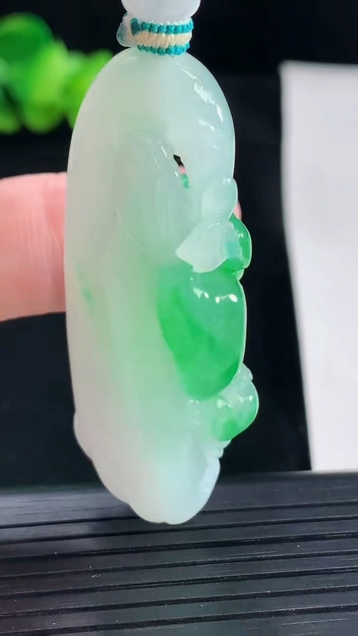 天然A货翡翠呱呱来财 莲蓬吊坠，尺寸50-22.5-12重量:26.59g
5月7日
