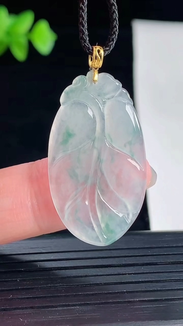 天然A货翡翠种飘花金枝玉叶 叶子吊坠，尺寸31-19-2重量:2.86g
5月7日