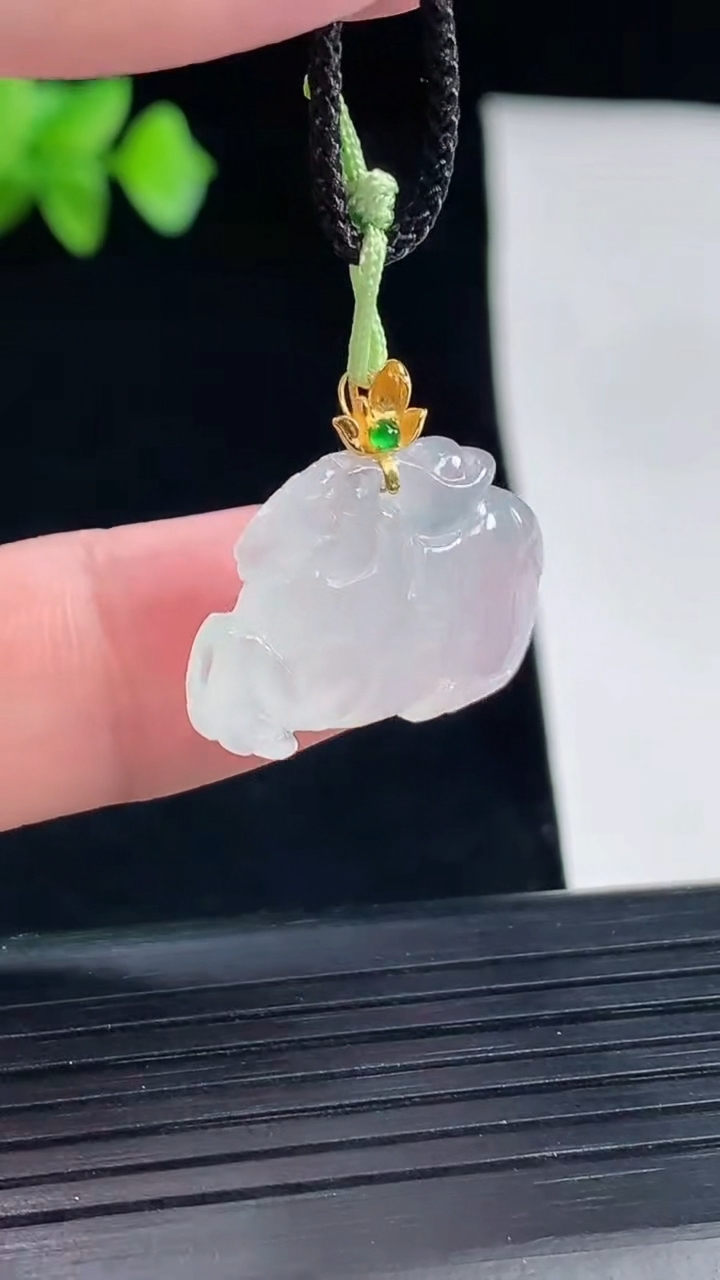 天然A货翡翠种白冰生肖马吊坠，尺寸22.6-16-7.2重量:4.8g
5月7日