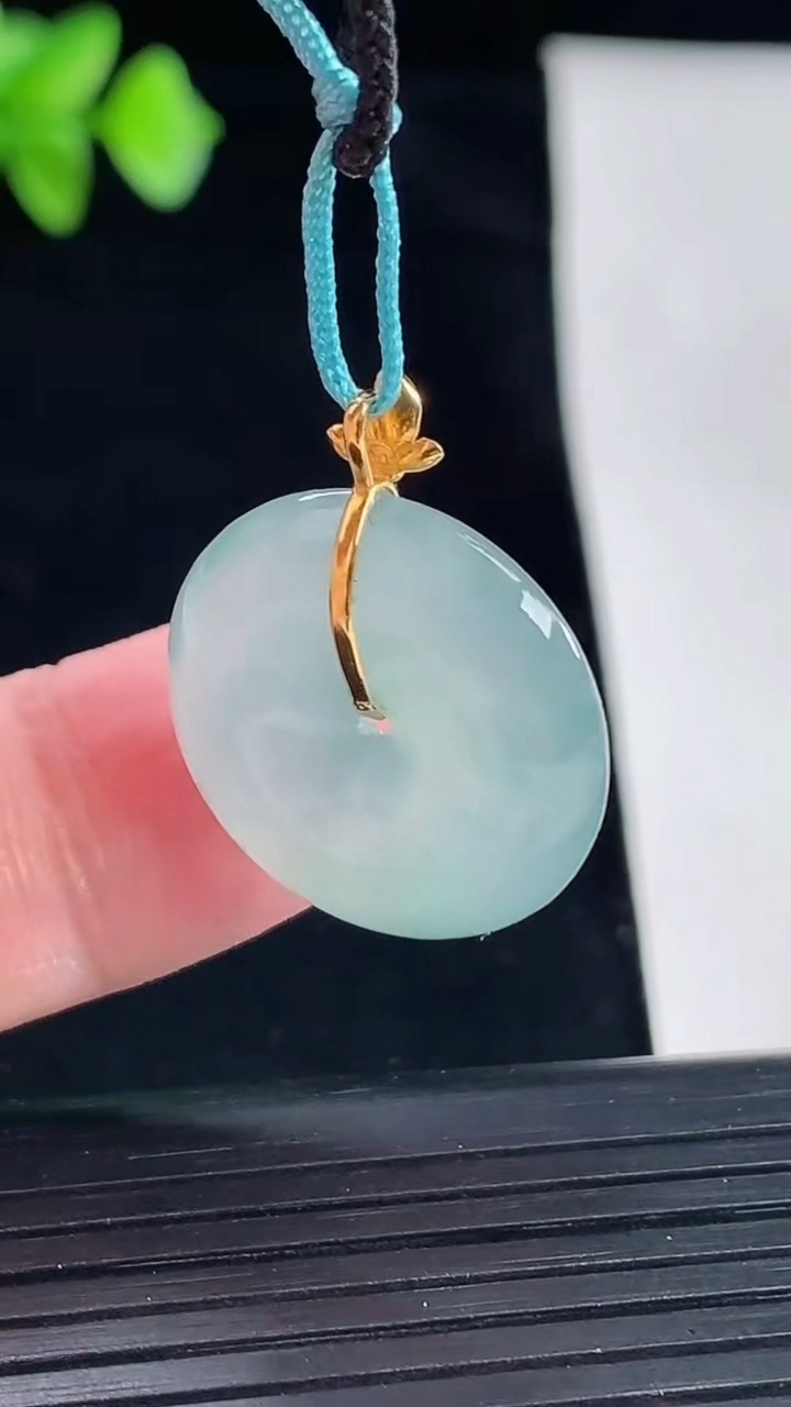 天然A货翡翠种飘花平安扣吊坠，尺寸20.5-5.5重量:4.63g
5月7日