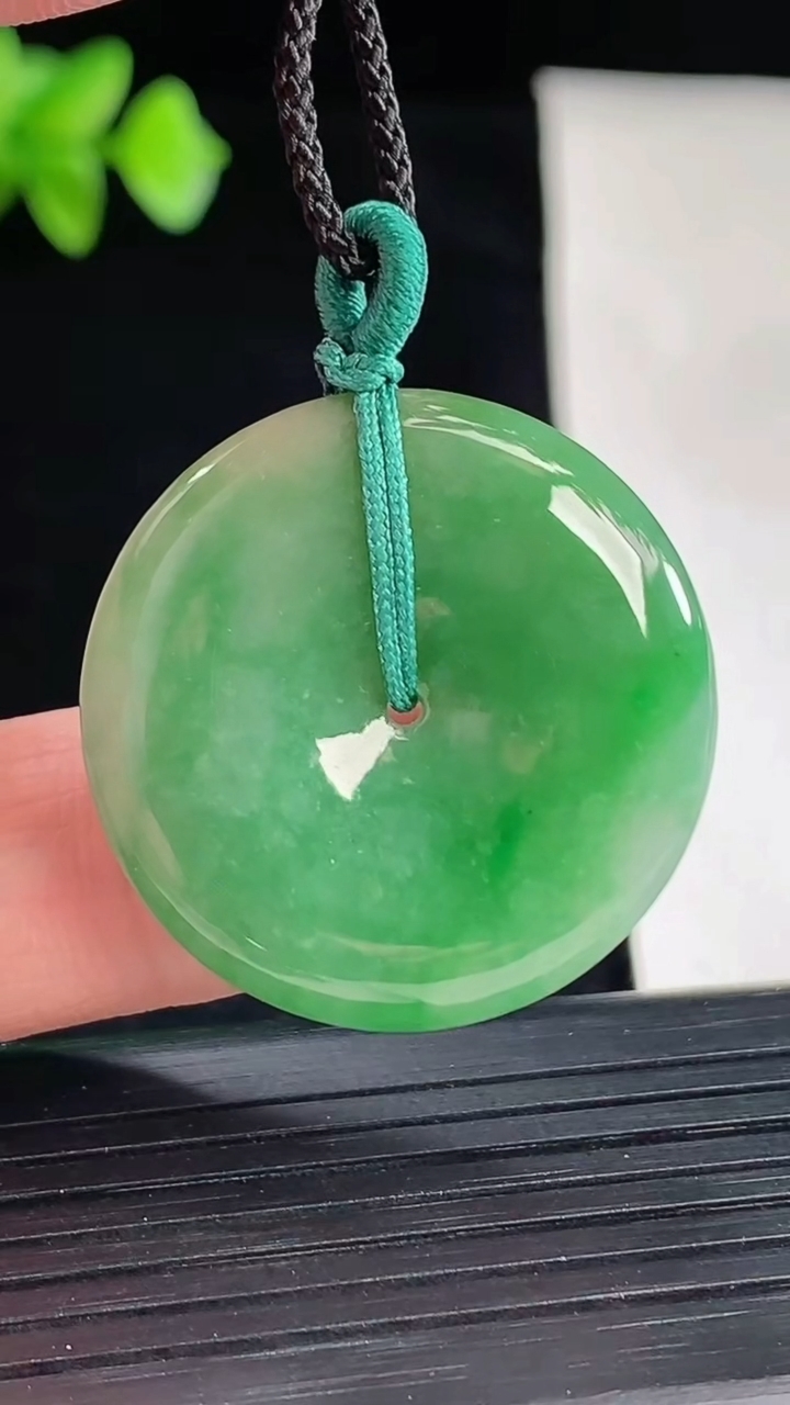 天然A货翡翠平安扣吊坠，尺寸28-5重量:8.96g
5月7日