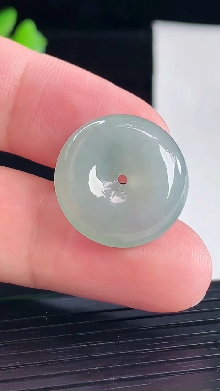 天然A货翡翠平安扣吊坠，尺寸20.6-5.5重量:4.61g
5月7日