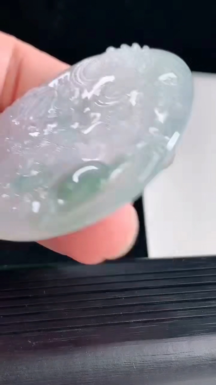 天然A货翡翠飘花龙牌吊坠，尺寸55-47.5-4.5重量:25.98g
5月7日