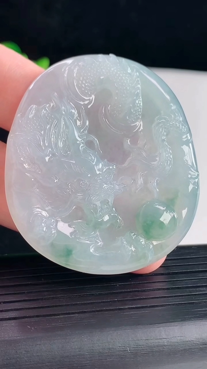 天然A货翡翠飘花龙牌吊坠，尺寸55-47.5-4.5重量:25.98g
5月7日