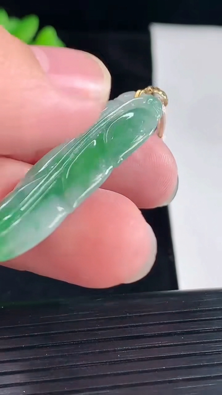天然A货翡翠金枝玉叶 叶子吊坠，尺寸39-14-3.5重量:3.83g
5月7日