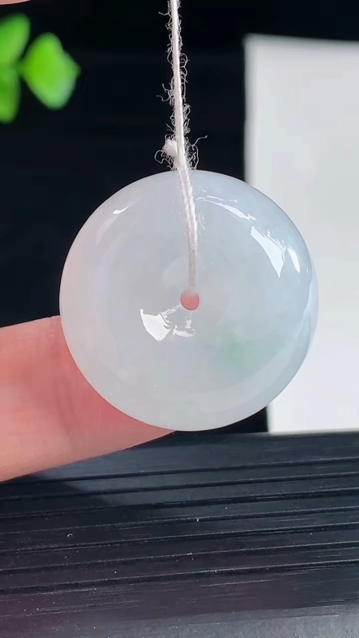 天然A货翡翠路路通吊坠，尺寸24-10重量:11.57g
5月7日
