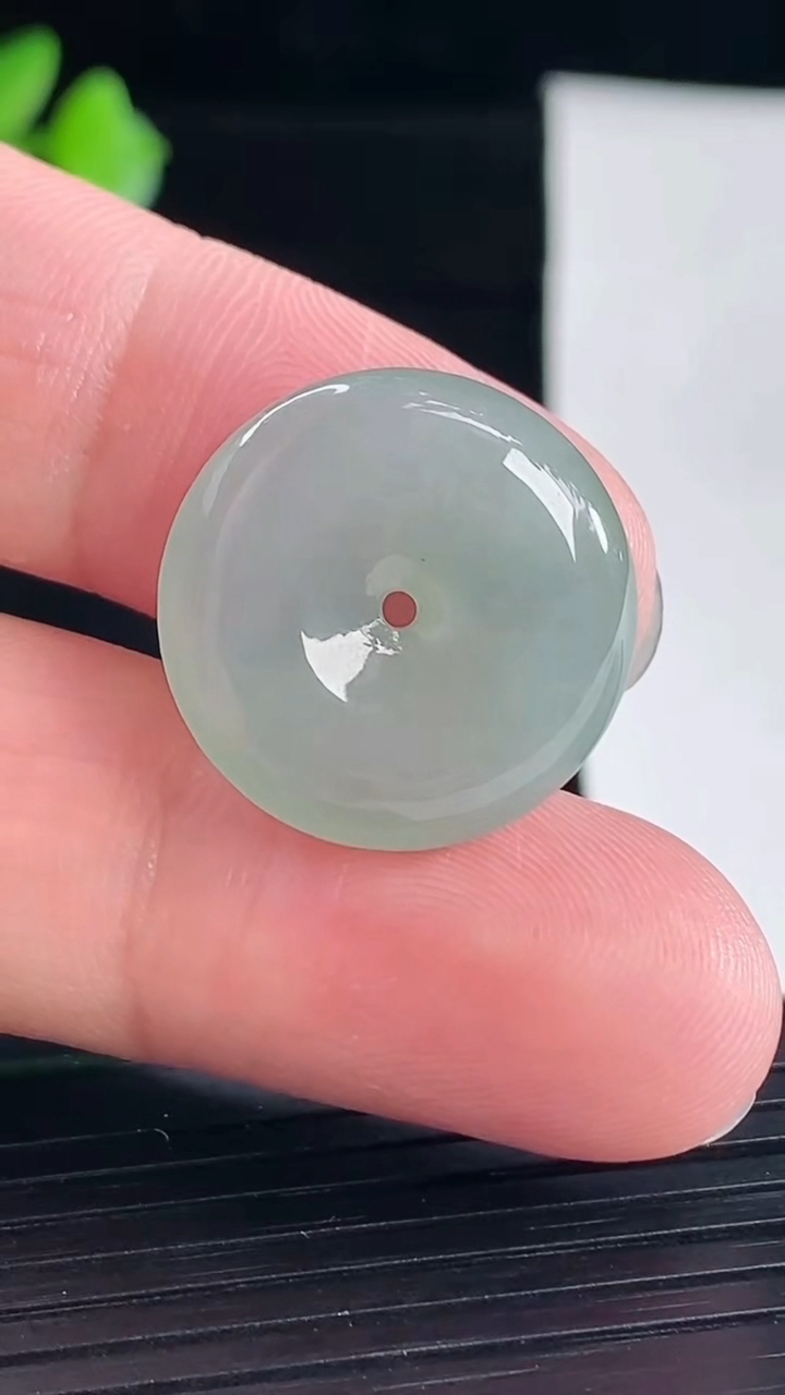 天然A货翡翠平安扣吊坠，尺寸20.6-5.5重量:4.61g
5月7日