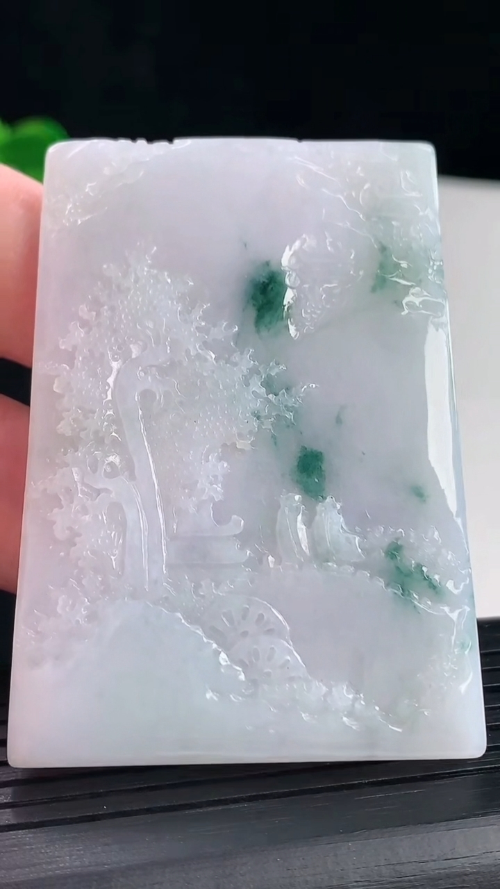 天然A货翡翠紫罗兰 飘花山水牌吊坠，尺寸63-45-5.2重量:42.18g
5月7日