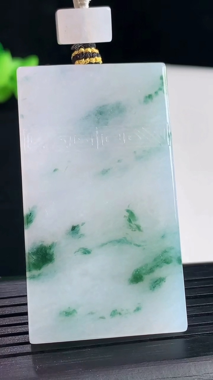 天然A货翡翠飘花无事牌吊坠，尺寸52.8-30-6.2重量:36.38g
5月7日