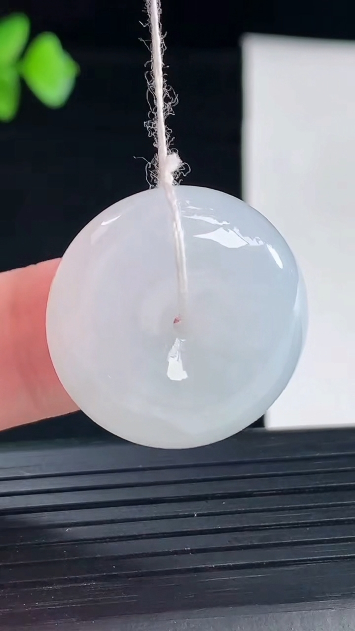天然A货翡翠路路通吊坠，尺寸24-10重量:11.57g
5月7日