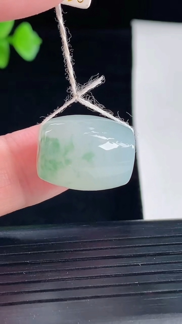 天然A货翡翠飘花路路通吊坠，尺寸17.5-14重量:7.38g
5月7日