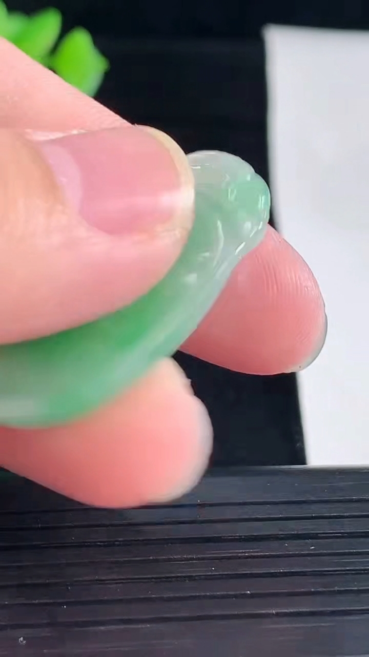 天然A货翡翠如意吊坠，尺寸35.6-22-6重量:9.10g
5月7日