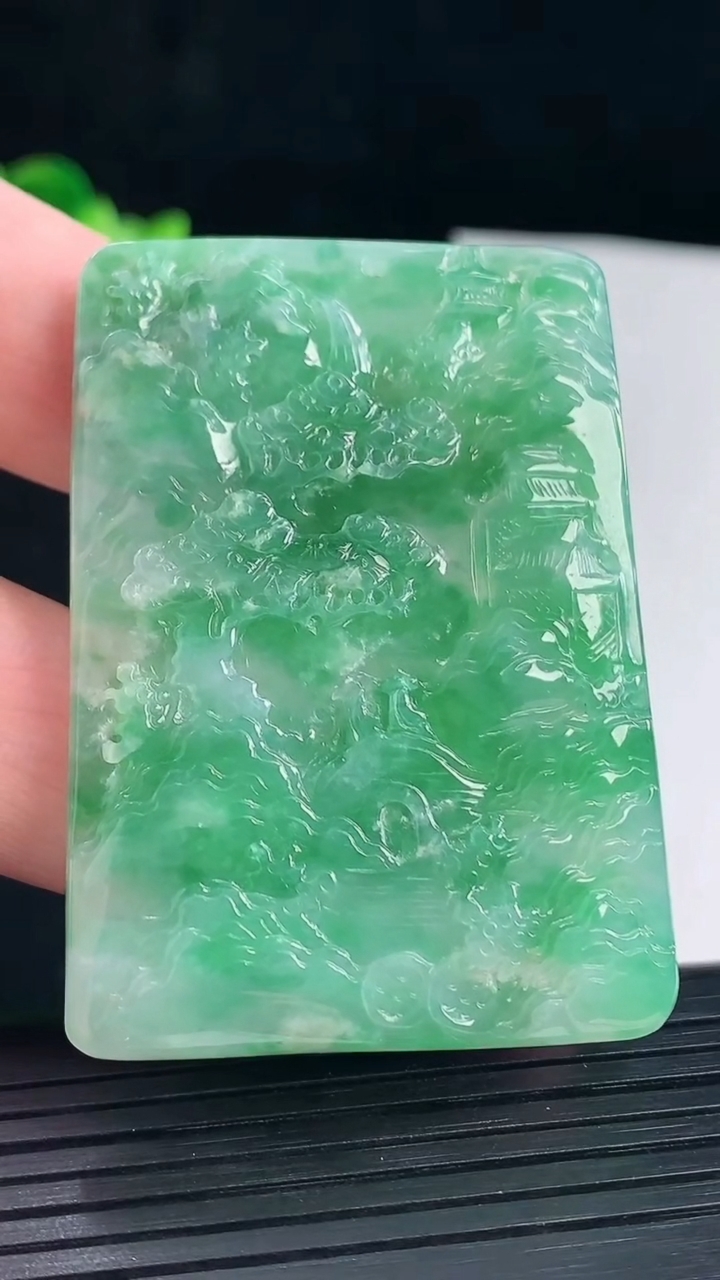天然A货翡翠山水牌吊坠，尺寸54.2-39.2-5重量:25.27g
5月7日