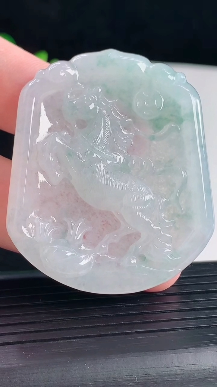 天然A货翡翠飘花生肖马吊坠，尺寸51.5-44-5.2重量:24.11g
5月7日