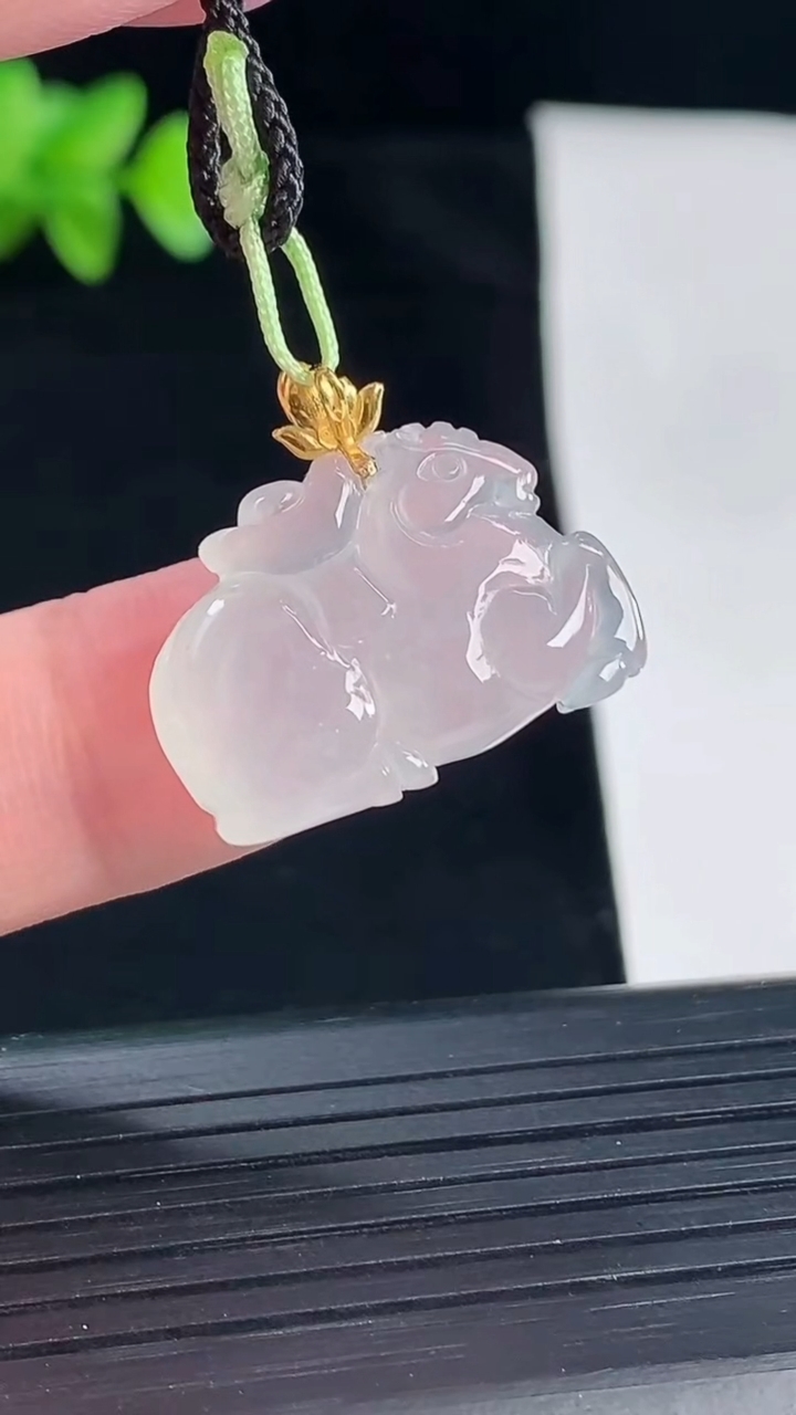天然A货翡翠种白冰生肖马吊坠，尺寸22.6-16-7.2重量:4.8g
5月7日