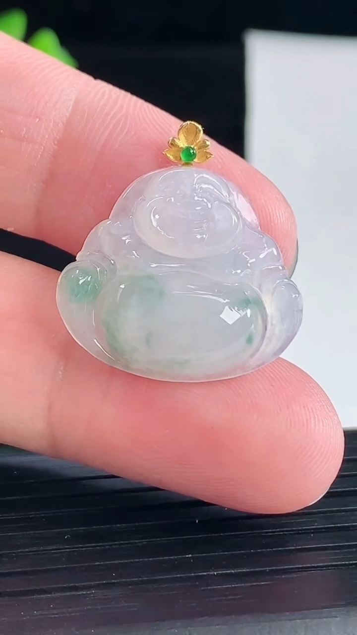 天然A货翡翠18k金飘花佛公吊坠，尺寸20-24-5重量:3.65g
5月7日