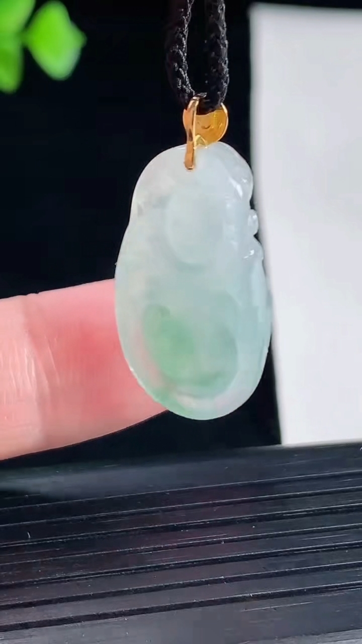 天然A货翡翠18k金飘花财神爷吊坠，尺寸25-15-6.5重量:4.23g
5月7日