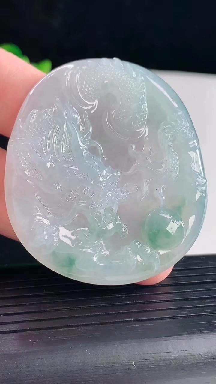 天然A货翡翠飘花龙牌吊坠，尺寸55-47.5-4.5重量:25.98g
5月7日