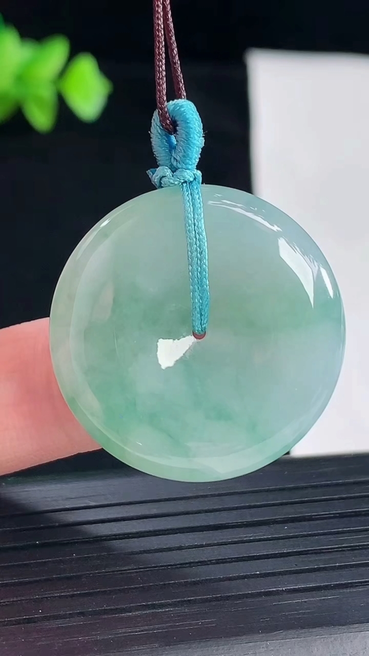 天然A货翡翠飘花平安扣吊坠，尺寸29-5.5重量:9.43g
5月7日