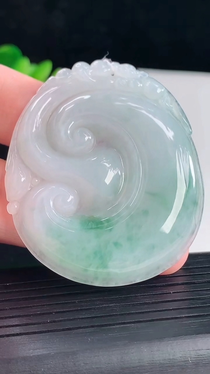 天然A货翡翠如意吊坠，尺寸56-47-5.8重量:26.21g
5月7日