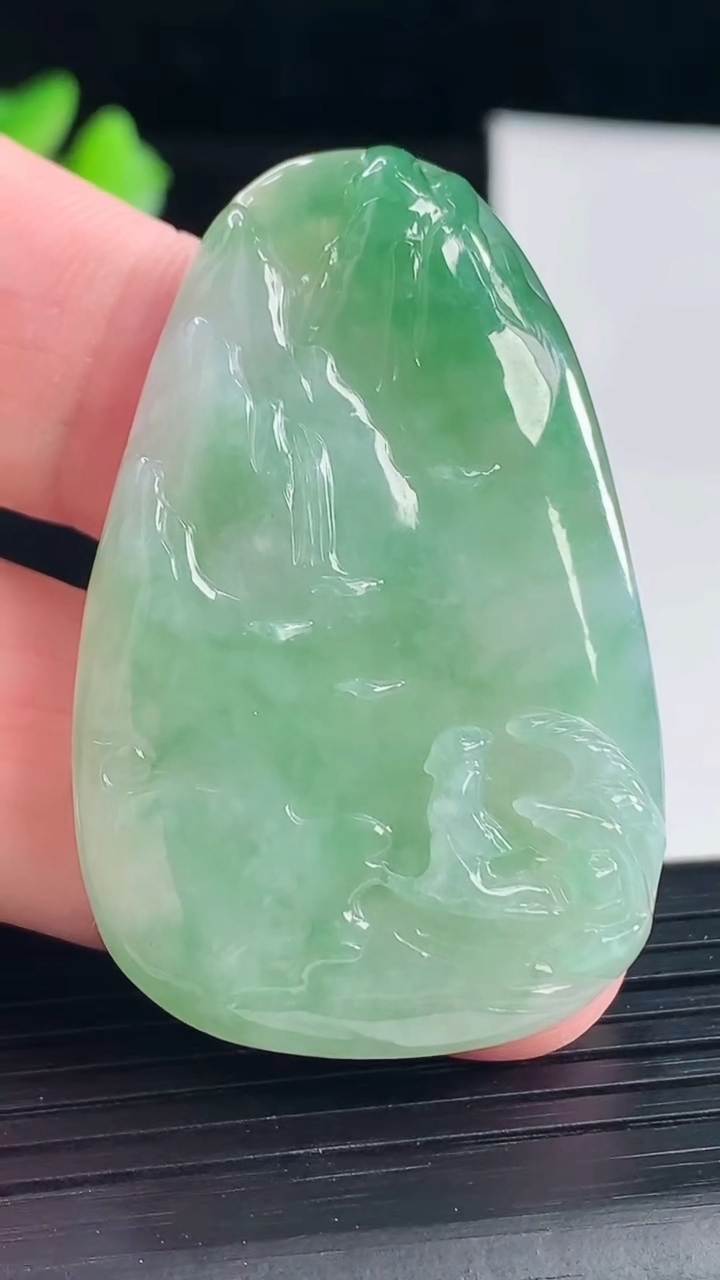 天然A货翡翠山水牌吊坠，尺寸47-30.2-5.5重量:15.26g
5月7日