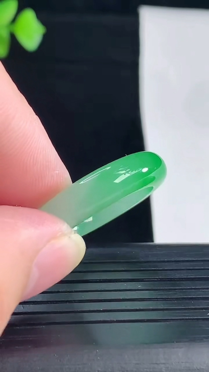 天然A货翡翠玉指环 戒指，尺寸17.2-5.8-5重量:5.20g2026年5月7日
工厂直销收藏佳品,种好水足，色泽均匀，有种有色，上手高大气！