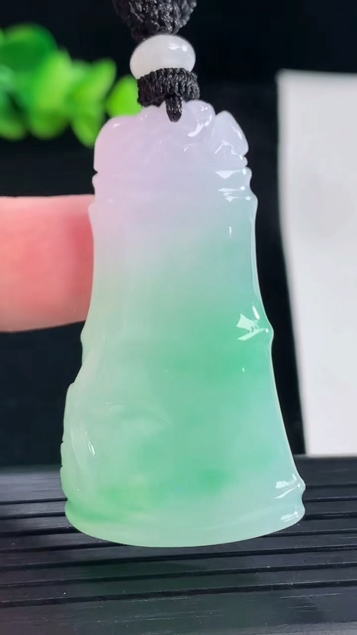 天然A货翡翠节节高升 竹节吊坠，尺寸46.5-26.4-9.6重量:25.03g
5月7日