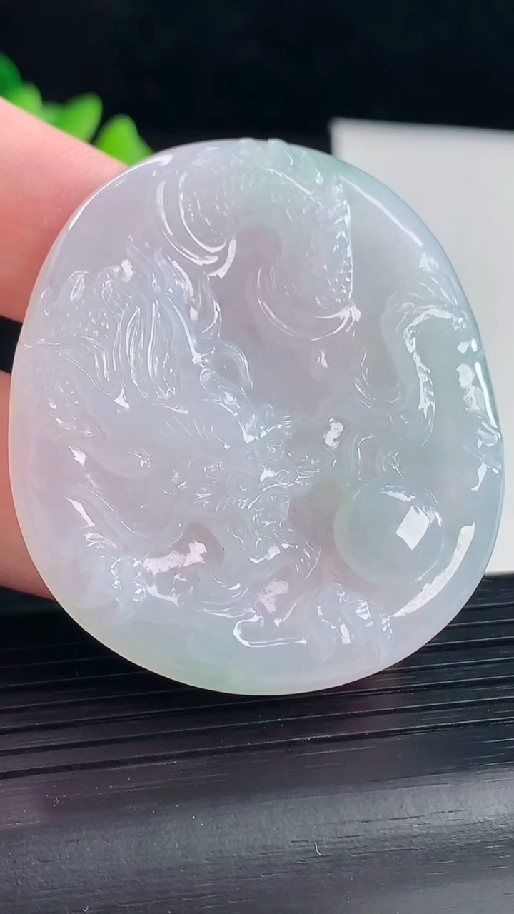 天然A货翡翠龙牌吊坠，尺寸50.5-44-4.2重量:20.20g
5月7日