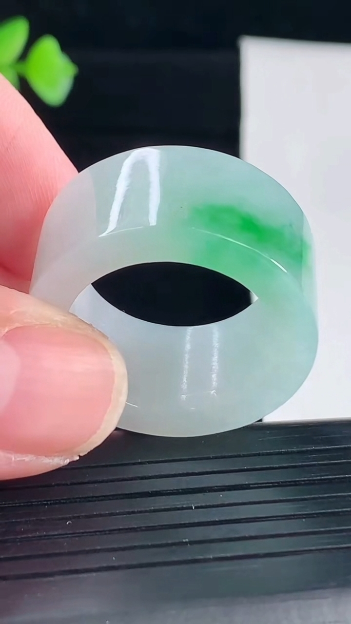 天然A货翡翠素面玉扳指，尺寸22.5-14-4.6重量:17.10g
5月7日