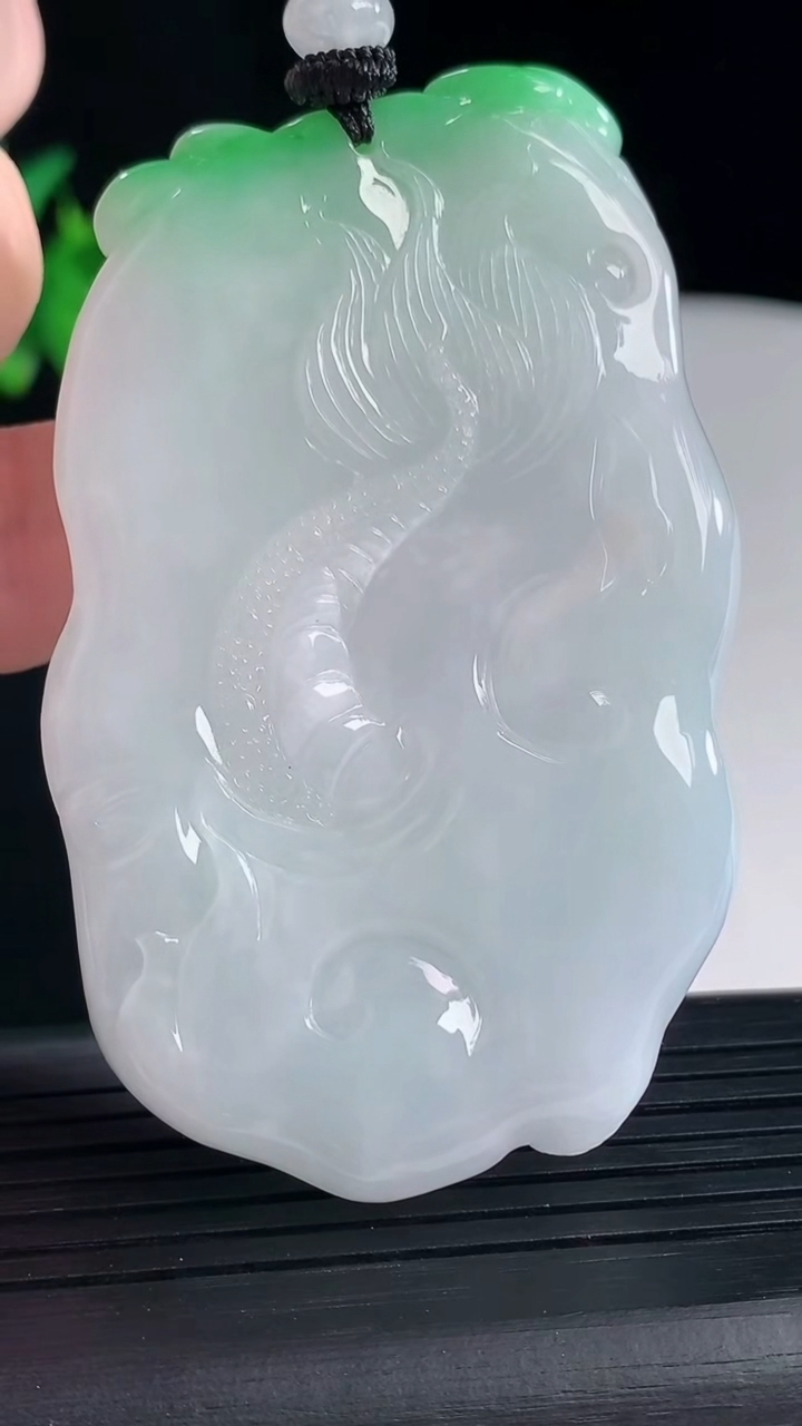 天然A货翡翠龙牌吊坠，尺寸65.8-42-11重量:65.23g
5月7日