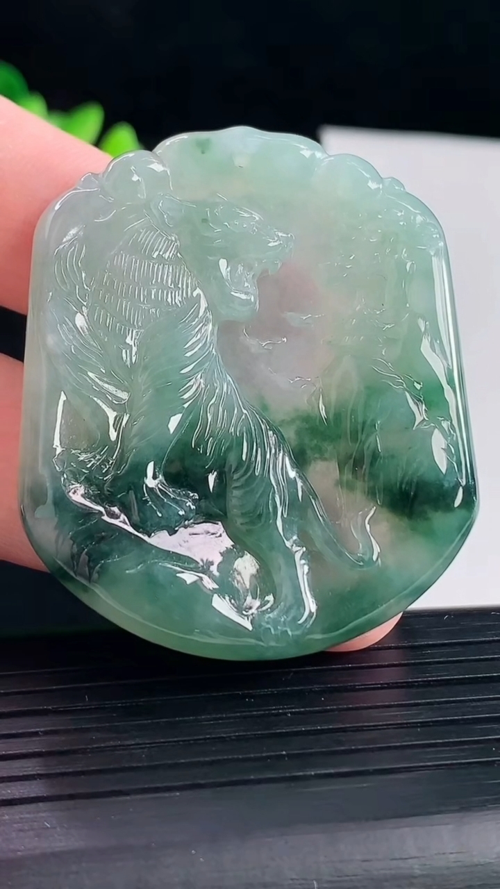天然A货翡翠花生肖虎吊坠，尺寸50-42.2-5.6重量:25.18g
5月7日