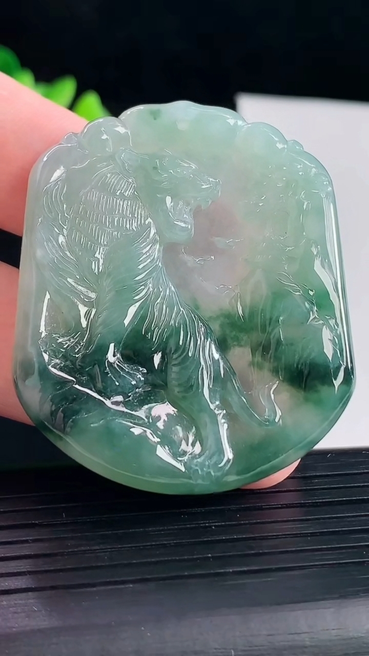 天然A货翡翠花生肖虎吊坠，尺寸50-42.2-5.6重量:25.18g
5月7日