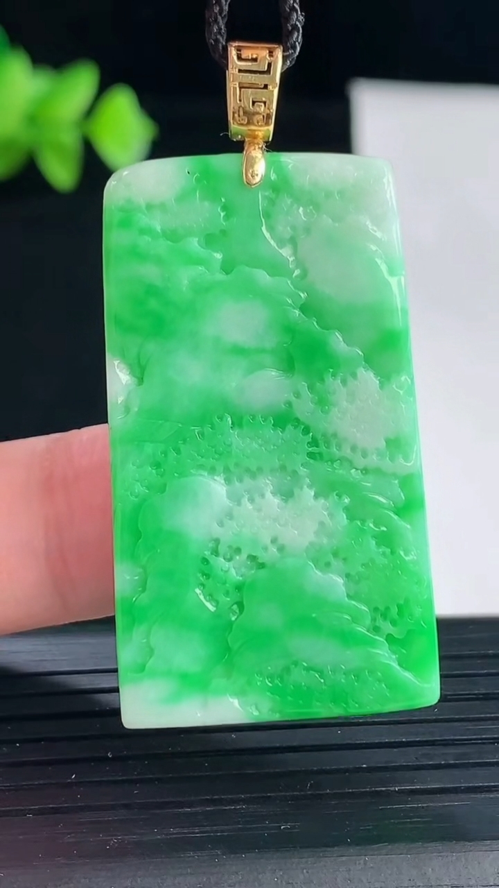 天然A货翡翠山水牌吊坠，尺寸41.5-23.8-5.8重量:14.15g
5月7日